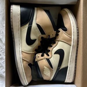 RARE JORDAN 1 RETRO HIGH BLACK MUSHROOM (8.5W)